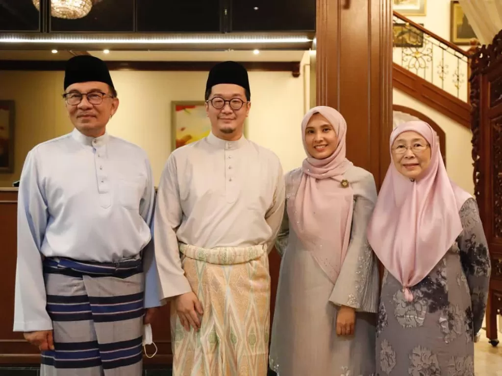 Nurul Izzah Anwar menikah dengan pria Tionghoa Yin Shao Loong didampingi ayahnya, Anwar Ibrahim dan ibunya Wan Azizah Wan Ismail. (Facebook/Nurul Izzah Anwar)
