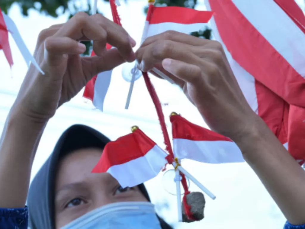 Iilustrasi pedagang menjual bendera merah putih menjelang peringatan 17 Agustus 2022. (ANTARA FOTO/Jojon)