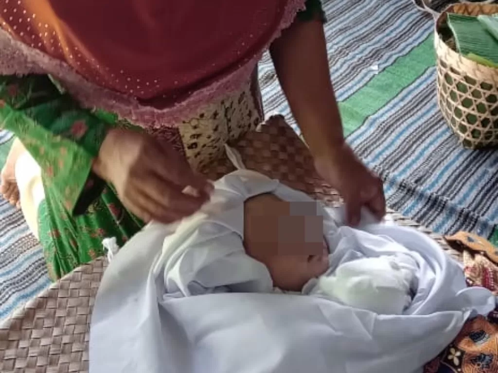 Bayi 6 bulan yang meninggal setelah dibawa orangtuanya motoran. (Twitter/@jungkangFamily)
