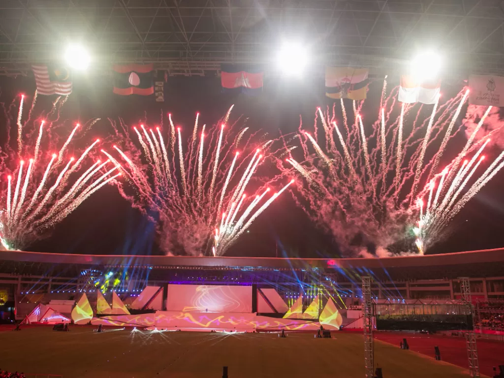Pertunjukan kembang api saat Upacara Penutupan ASEAN Para Games 2022 di Stadion Manahan, Solo, Jawa Tengah, Sabtu (6/8/2022). (ANTARA/Mohammad Ayudha)
