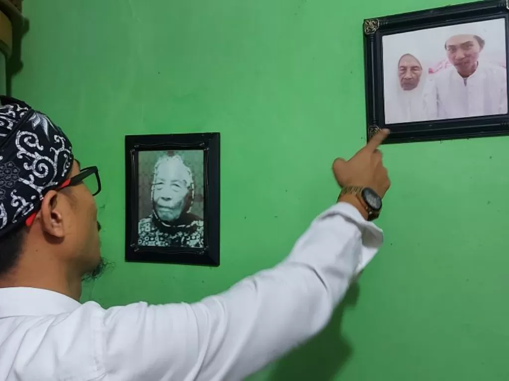 Cucu Mak Erot, Muhammad Akmal menunjukkan ragam ramuan herbal di lokasi praktiknya kawasan Cawang, Jakarta, Kamis (4/8/2022). ANTARA/Yogi Rachman