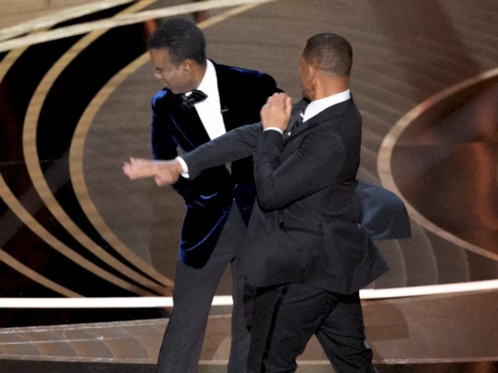 Will Smith menampar komedian Chris Rock di atas panggung Oscar 2022, Senin (28/3/2022) (REUTERS/Brian Snyder)
