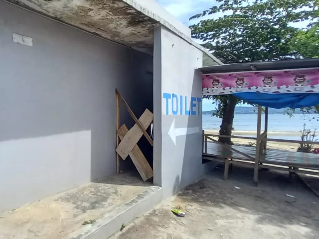 Fasilitas toilet bantuan Angkasa Pura II ditutup Dinas Pariwisata Toba. (Foto/Istimewa)