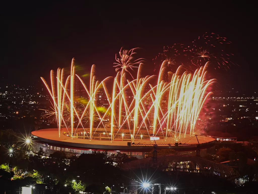 Suasana pesta kembang api pada acara penutupan ASEAN Para Games 2022 di Stadion Manahan, Solo, Jawa Tengah, Sabtu (6/8/2022).(ANTARAFOTO/Maulana Surya)