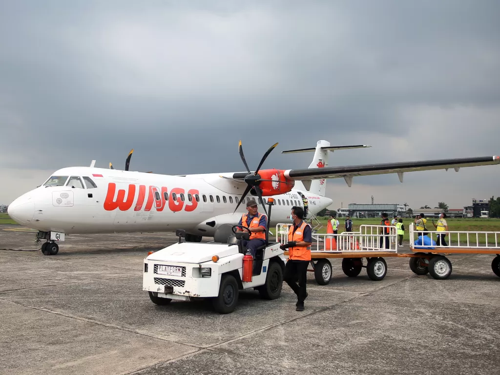 Pekerja kargo melakukan uji coba operasional penerbangan komersil di Bandara Pondok Cabe, Tangerang Selatan, Banten, Kamis (4/8/2022). (ANTARA FOTO/Muhammad Iqbal)