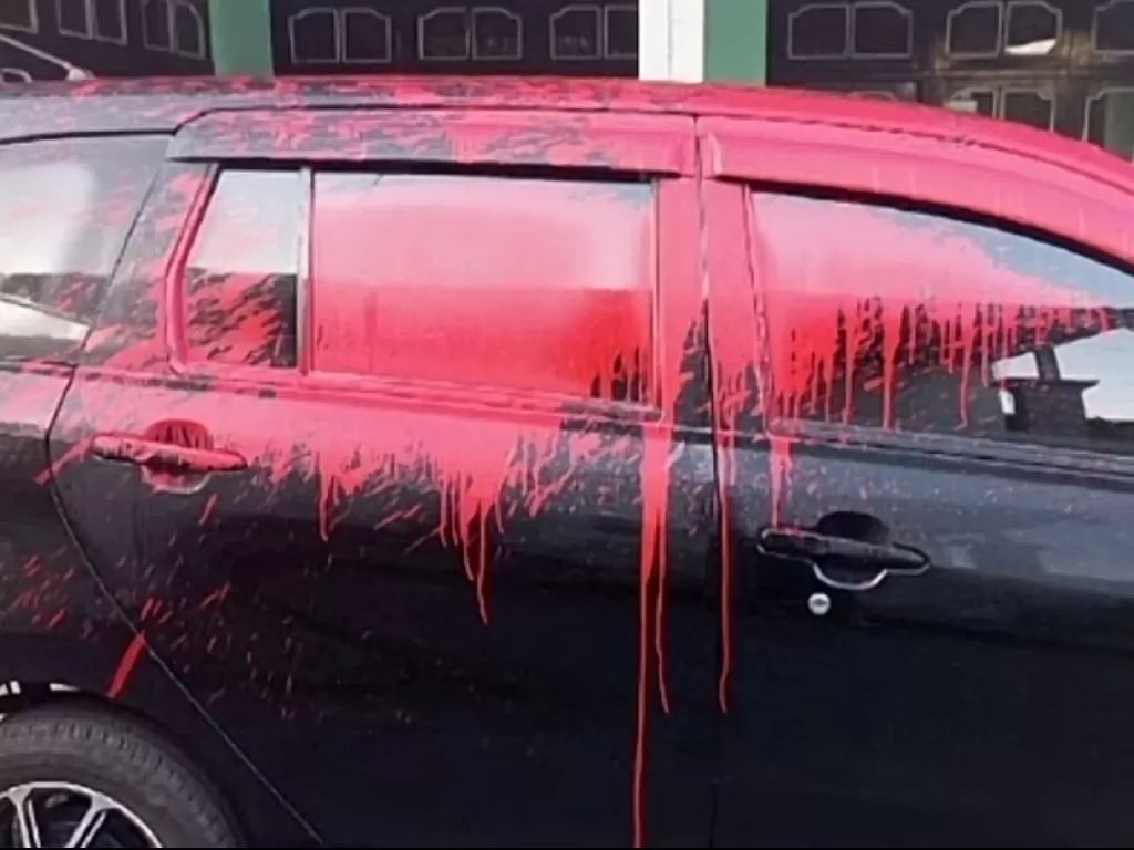 Mobil yang disiram cat oleh tetangganya. (TikTok/@user2788243405927)