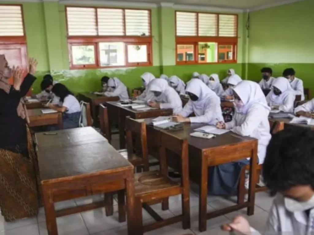 Sejumlah siswa mengikuti kegiatan belajar mengajar secara tatap muka di SMA Negeri 87, Jakarta. ( ANTARA FOTO/Hafidz Mubarak A)