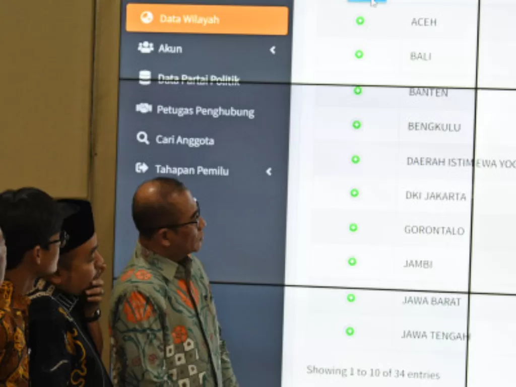 Ketua Komisi Pemilihan Umum (KPU) Hasyim Asy'ari (kanan) usai konferensi pers terkait pengumuman pendaftaran partai politik calon peserta Pemilu 2024 di Jakarta. (ANTARA FOTO/Aditya Pradana Putra)