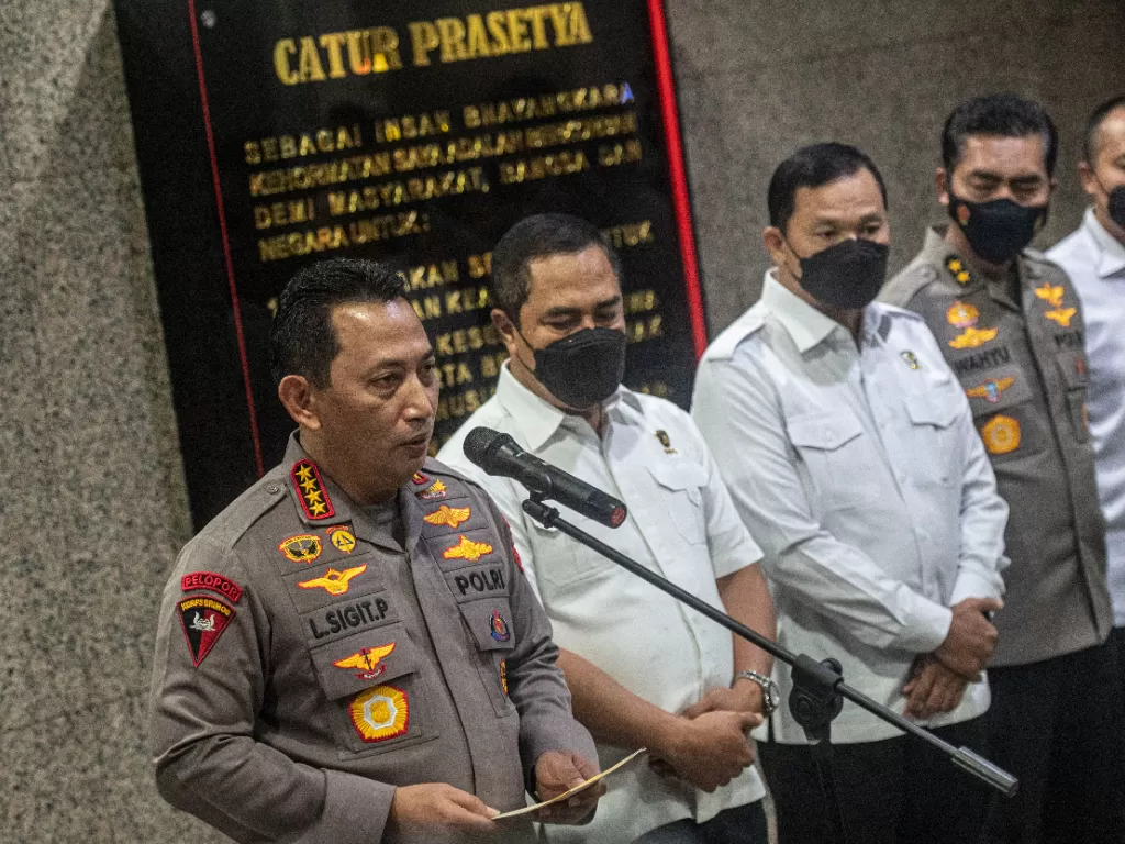 Kapolri Jenderal Pol Listyo Sigit Prabowo (kiri) didampingi jajaranya menyampaikan keterangan pers terkait penyidikan kasus penembakan Brigadir J di Mabes Polri, Jakarta, Kamis (4/8/2022). (ANTARA FOTO/Aprillio Akbar)