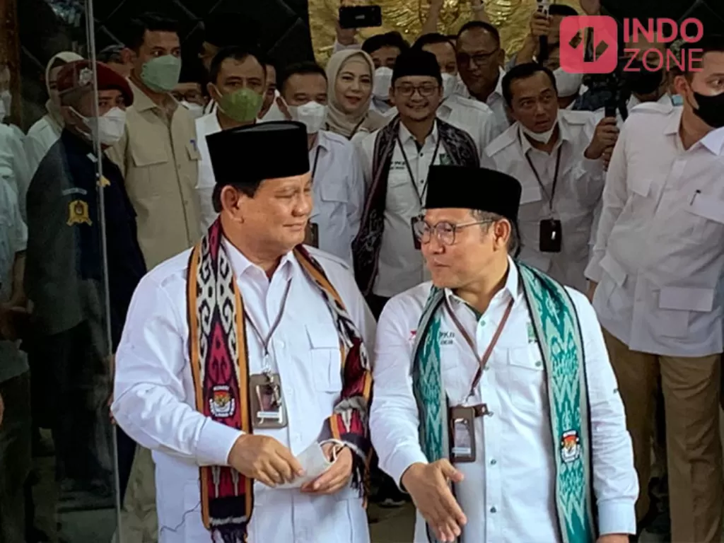 Ketum Gerindra Prabowo (kiri) dan Ketum PKB Cak Imin (kanan) memberikan konfrensi pers usai mendaftar di KPU. (INDOZONE/Harits Tryan)