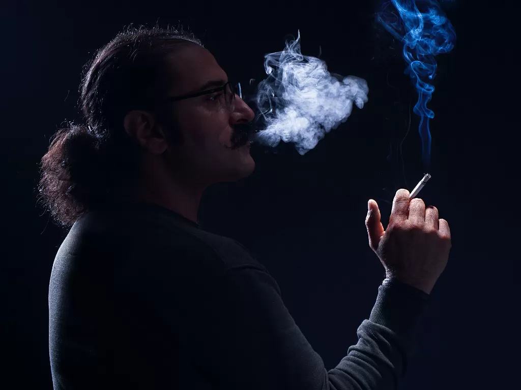 Ilustrasi orang merokok. (Pexels/afshin aliabadi)