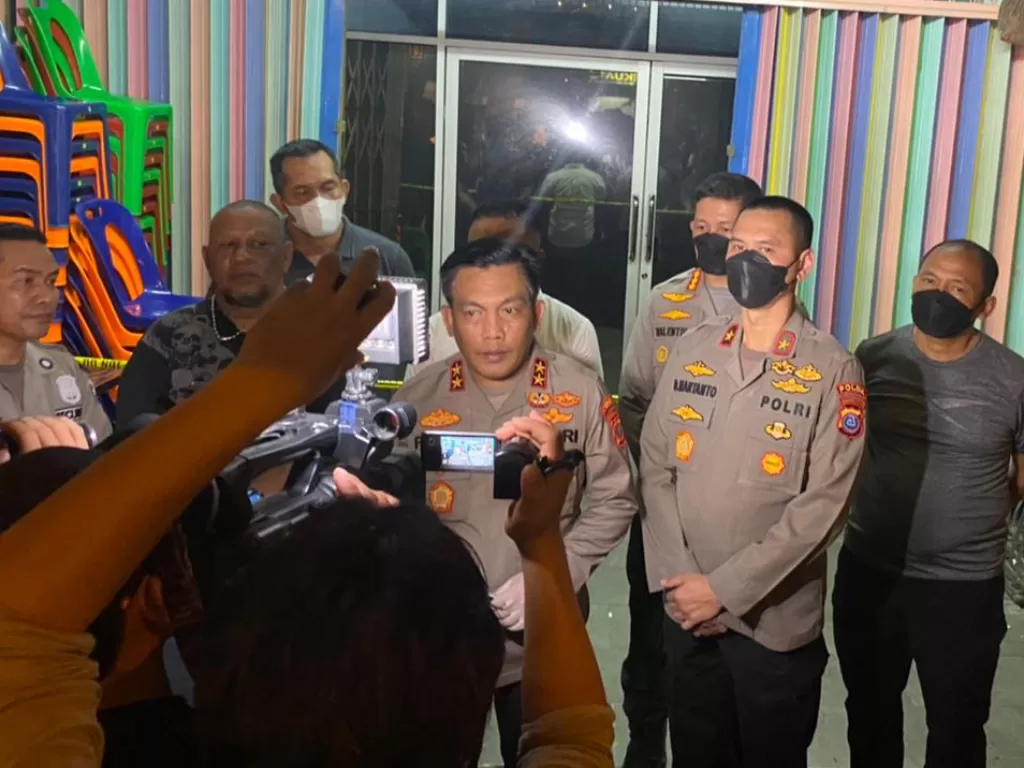 Kapolda Sumut Irjen Pol Panca Putra Simanjutak memberikan keterangan pers saat lakukan penggerebekan judi online terbesar di Medan. (Foto/Istimewa)