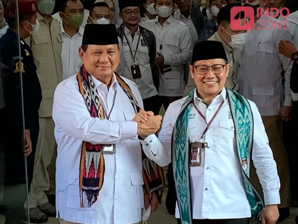Ketum Gerindra Prabowo (kiri) dan Ketum PKB Cak Imin (kanan) memberikan konfrensi pers usai mendaftar di KPU. (INDOZONE/Harits Tryan)