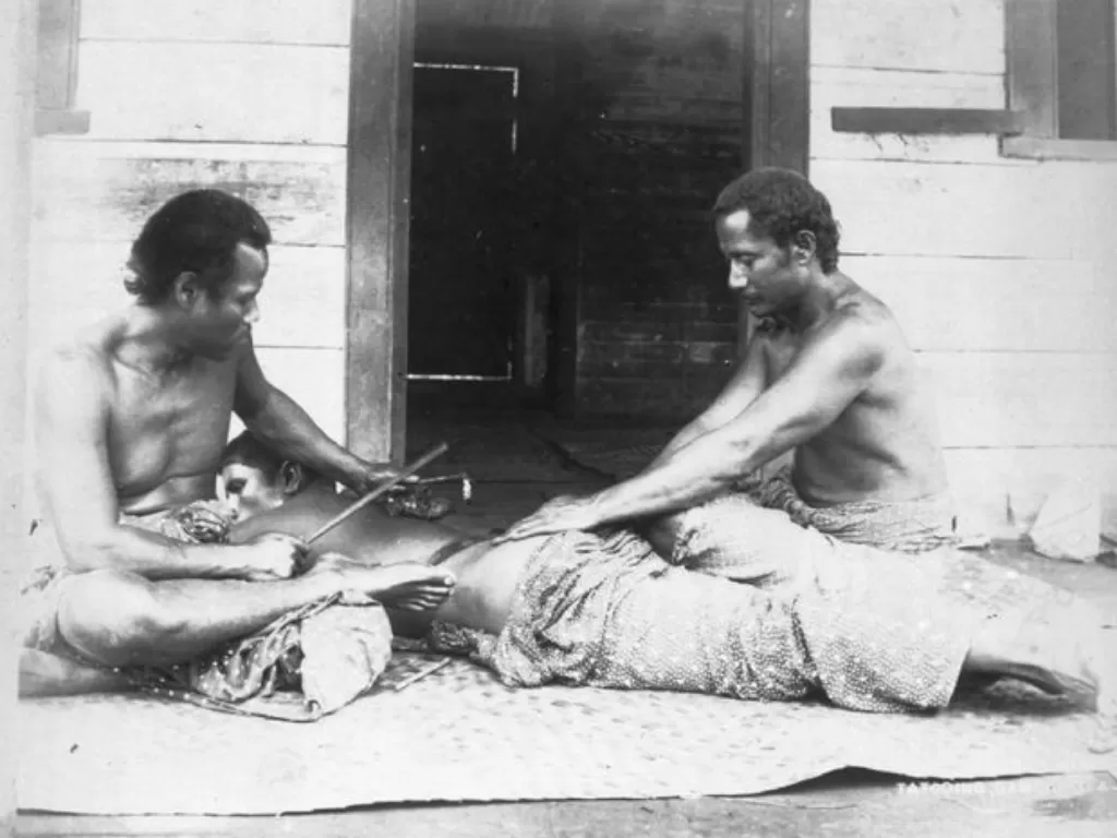 Ilustrasi orang Polinesia saat menggambar tato di tubuh. (Nationalgeographic)