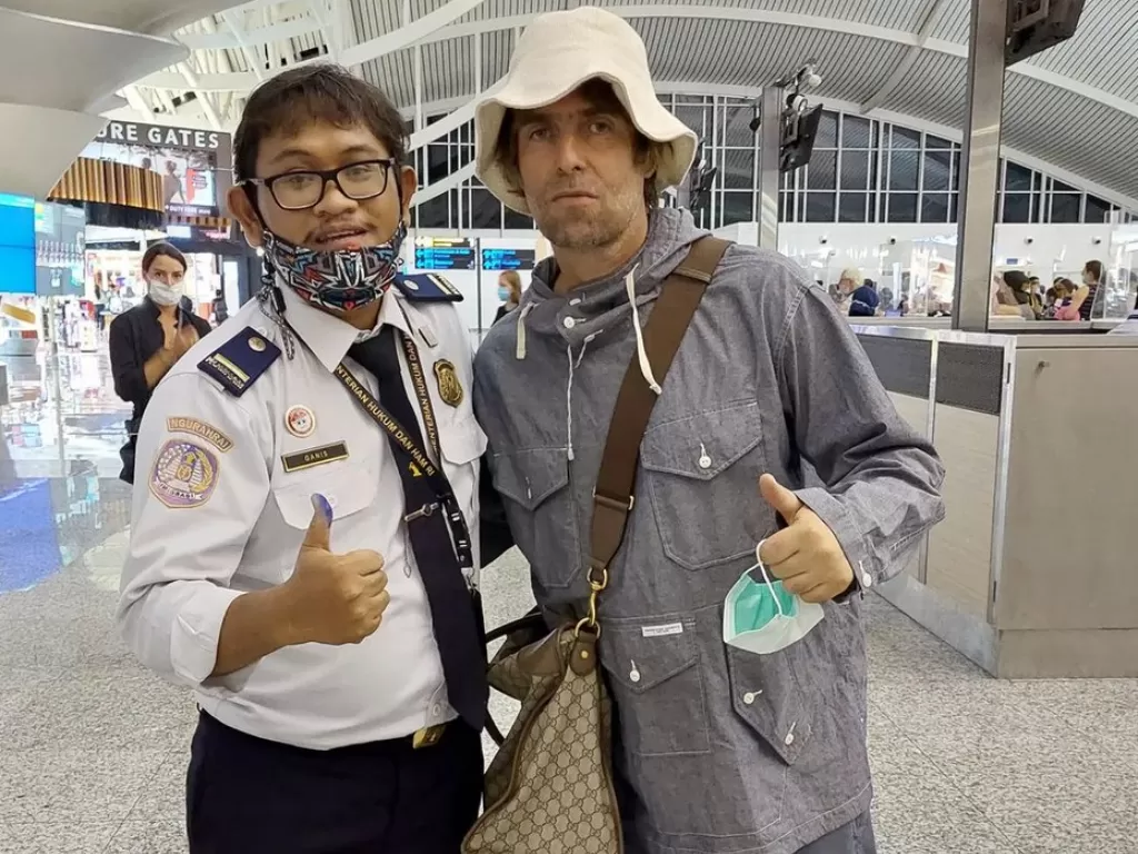Petugas imigrasi di Bandara Ngurah Rai Bali berfoto bareng dengan eks vokalis Oasis Liam Gallagher (Instagram/powerrangeritem)