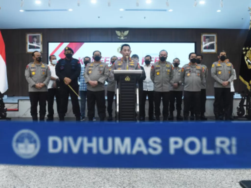 Kapolri Jenderal Pol Listyo Sigit Prabowo (tengah) memberikan keterangan pers terkait tersangka baru kasus dugaan penembakan Brigadir J di Mabes Polri, Jakarta, Selasa (9/8/2022). (ANTARA FOTO/Akbar Nugroho Gumay)