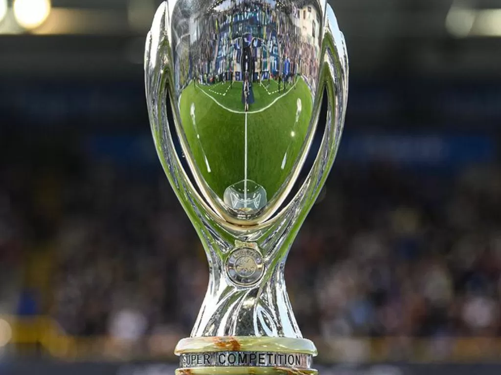 Trofi UEFA Super Cup 2022. (Instagram/@uefa_official)