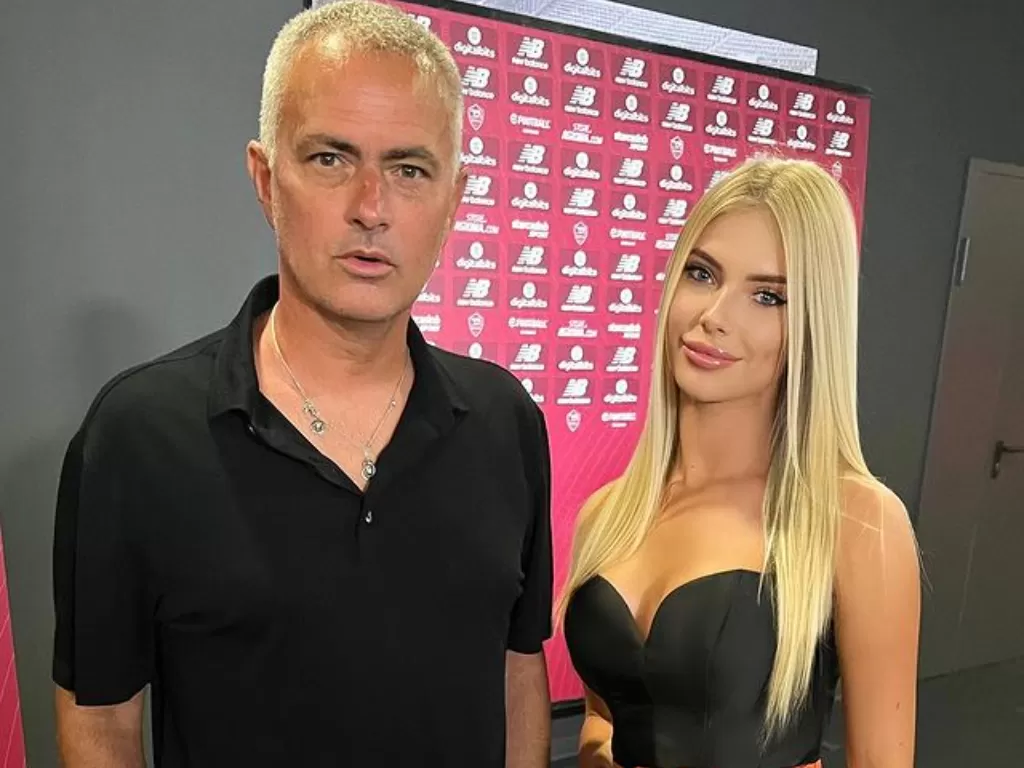 Jose Mourinho dan presenter Ukraina, Savina Dasher. (Instagram/@savinadasha)