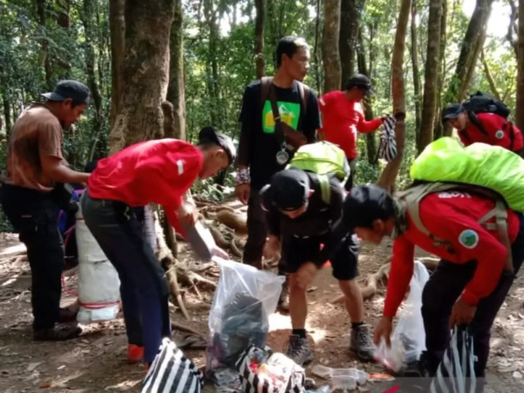 Relawan dan volunteer TNGGP Cianjur, Jawa Barat, rutin melakukan pembersihan jalur pendakian dari sampah yang ditinggalkan pendaki. (ANTARA/Ahmad Fikri).