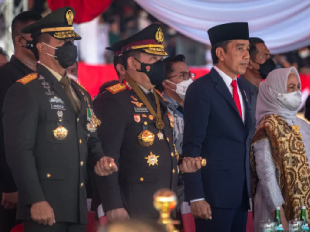 Presiden Joko Widodo (kedua kanan) bersama Kapolri Jenderal Pol Listyo Sigit Prabowo (kedua kiri), dan Panglima TNI Jenderal TNI Andika Perkasa (kiri). (ANTARA FOTO/Aji Styawan)