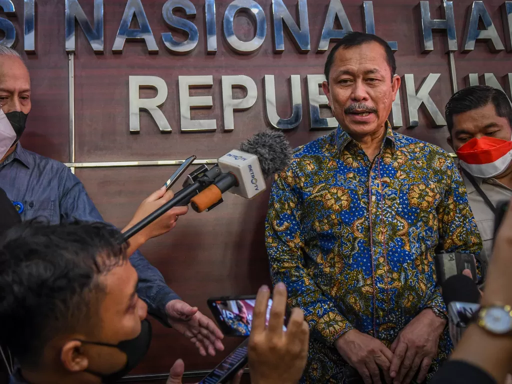 Ketua Komnas HAM Ahmad Taufan Damanik memberikan keterangan kepada wartawan di Kantor Komnas HAM, Jakarta. (ANTARA/Galih Pradipta)