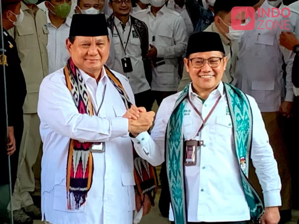 Ketum Gerindra Prabowo (kiri) dan Ketum PKB Cak Imin (kanan) memberikan konfrensi pers usai mendaftar di KPU, Senin (8/8/2022). (INDOZONE/Harits Tryan Akhmad)