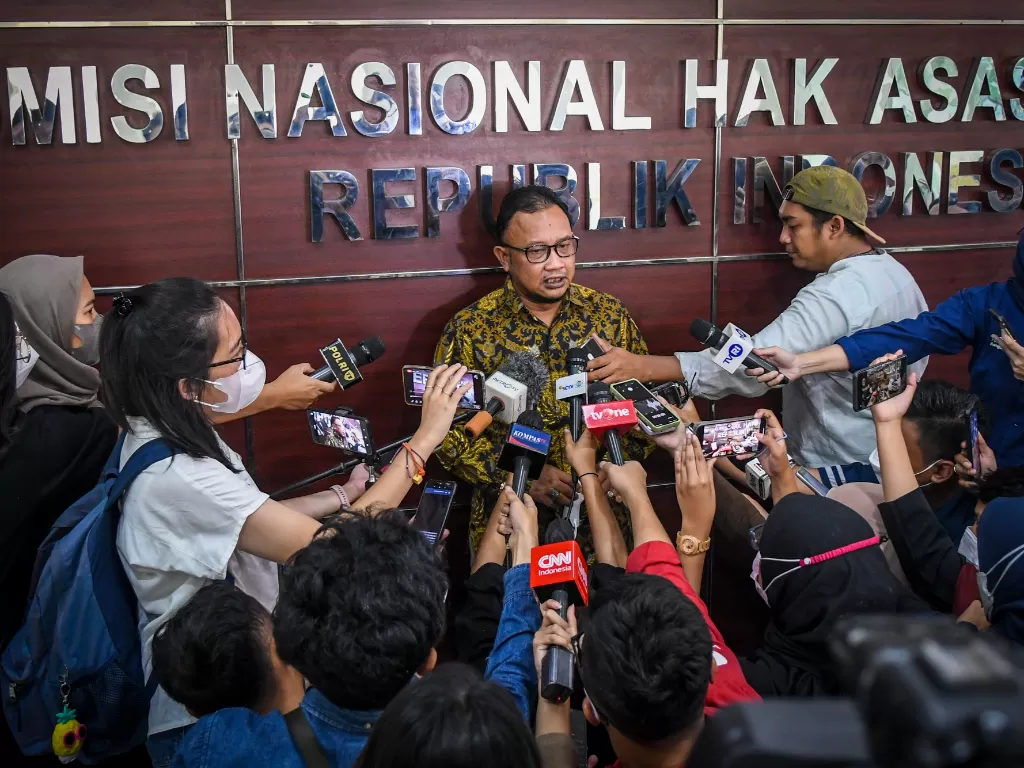 Komisioner Komnas HAM M. Choirul Anam memberikan keterangan kepada wartawan di Kantor Komnas HAM, Jakarta, Kamis (11/8/2022). (ANTARA/Galih Pradipta)