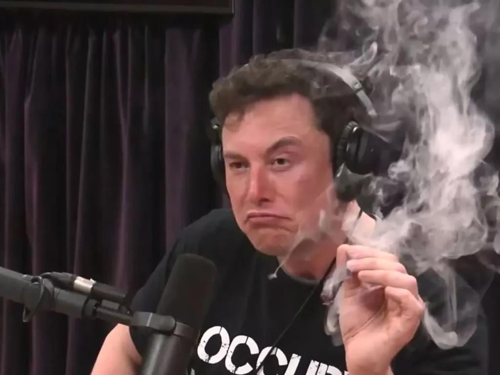 Elon Musk mengisap ganja. (Youtube The Joe Rogan Experience)