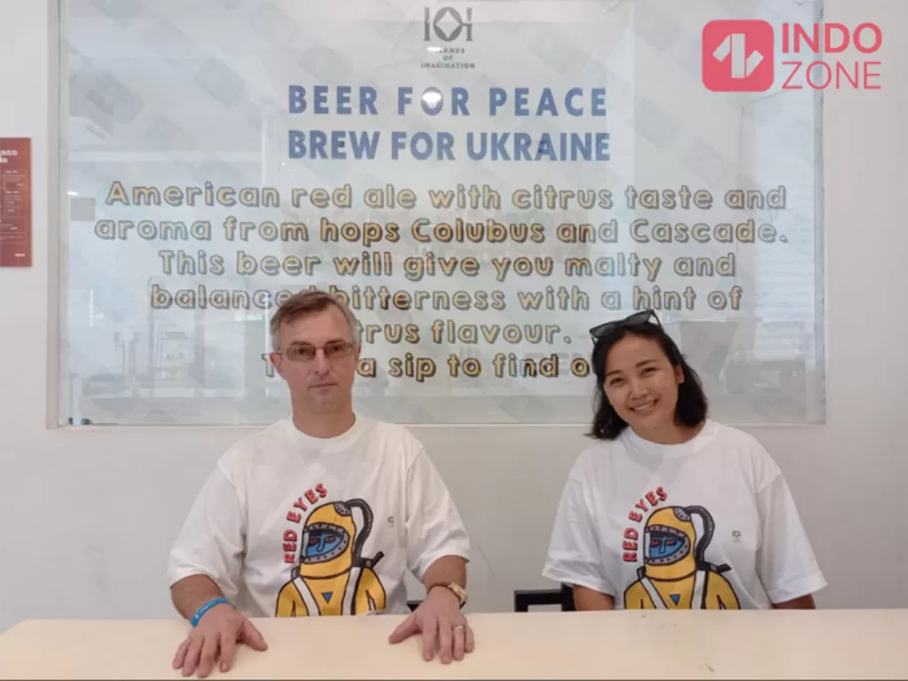 Duta Besar Ukraina saat menghadiri acara 'Brew for Ukraine' di Bend Craft Beer, Kemang Raya, Jakarta Selatan. (INDOZONE/Abdul Fattah)