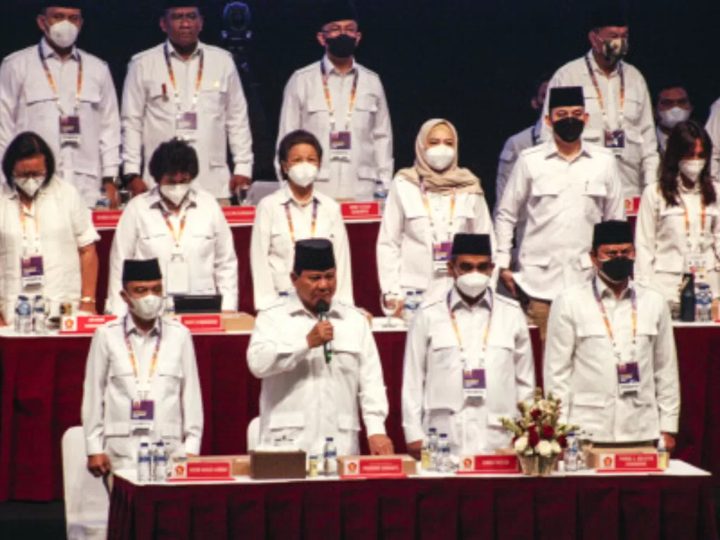 Ketua Umum Partai Gerindra Prabowo Subianto (kedua kiri depan) beserta jajaran pengurus pusat Partai Gerindra membuka Rapimnas Partai Gerindra, Jumat (12/8/2022). (ANTARA FOTO/Yulius Satria Wijaya)