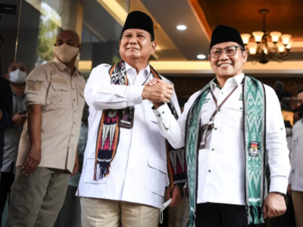 Ketua Umum Partai Gerindra Prabowo Subianto (kiri) berjabat tangan dengan Ketua Umum Partai Kebangkitan Bangsa (PKB) Muhaimin Iskandar (kanan). (ANTARA FOTO/M Risyal Hidayat)