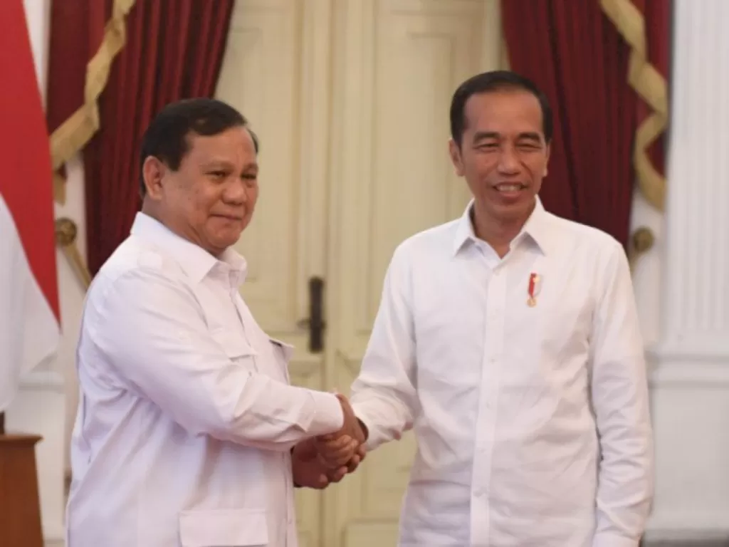 Presiden Joko Widodo (kanan) berjabat tangan dengan Ketum Gerindra Prabowo Subianto usai melakukan pertemuan di Istana Merdeka, Jakarta. (Antara/Akbar Nugroho Gumay).