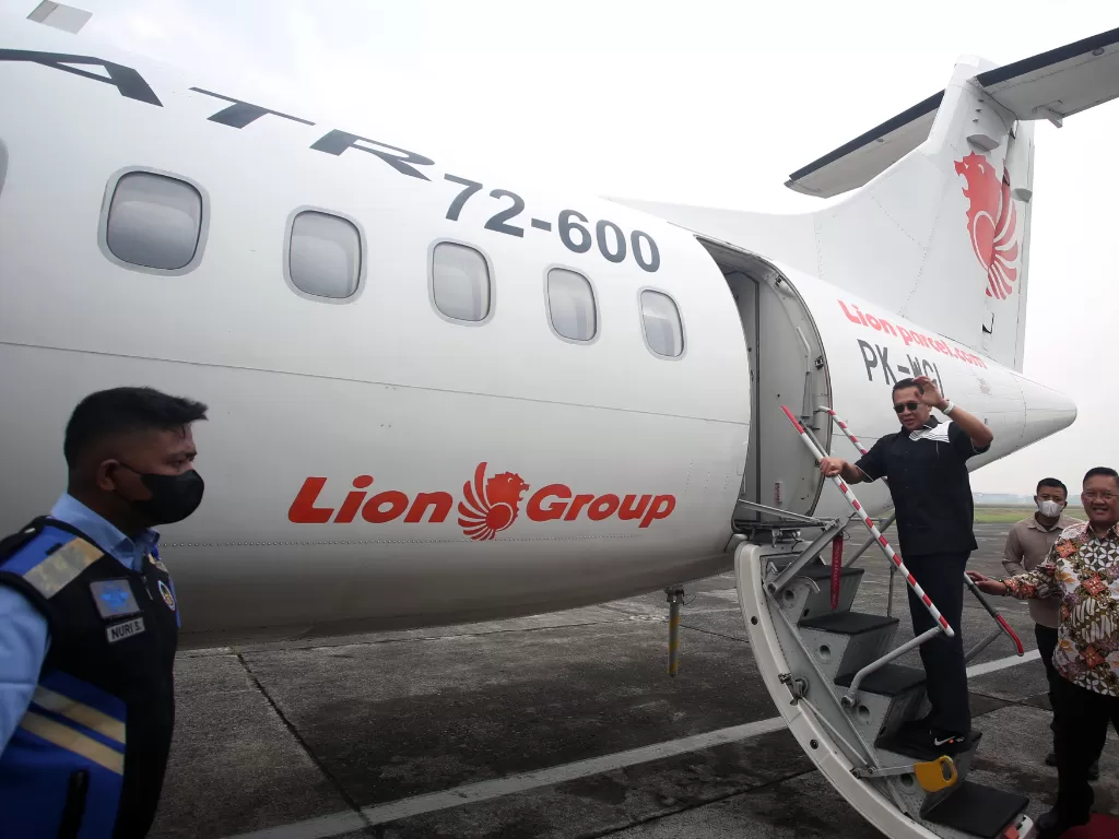 Ketua MPR Bambang Soesatyo (kedua kanan) bersama Presiden Direktur Lion Air Group Capt Daniel Putut Kuncoro Adi (kanan) saat menggunakan penerbangan Wings Air. (ANTARA FOTO/Muhammad Iqbal) 