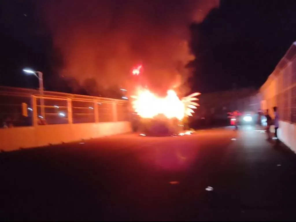 Mobil hias terbakar di akhir gelaran Jakarnaval di Jakarta International E-Prix Circuit, Ancol, Jakarta, Minggu (14/8/2022). (ANTARA/Ricky Prayoga)