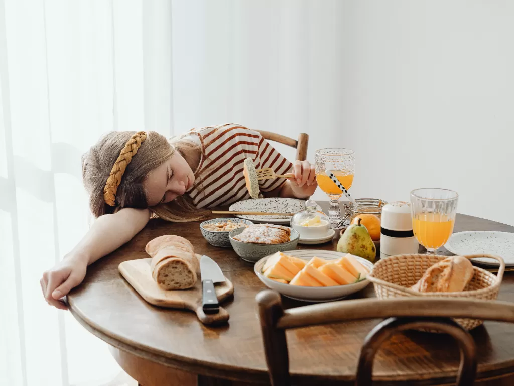 Ilustrasi perempuan ketiduran saat makan. (Pexels/Karolina Grabowska)