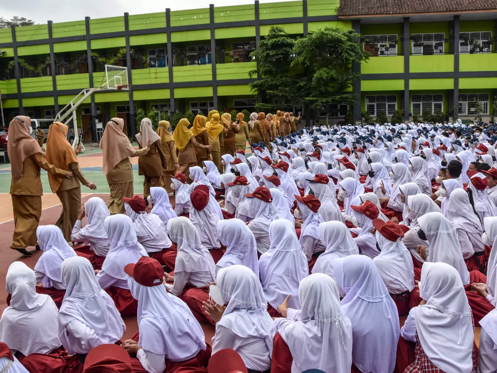 Ilustrasi - Sejumlah guru melambaikan tangan kepada siswa saat Masa Pengenalan Lingkungan Sekolah (MPLS) tahun ajaran baru 2022/2023 di SMP Negeri 2 Ciamis, Kabupaten Ciamis, Jawa Barat, Senin (18/7/2022). (ANTARA/Adeng Bustomi)