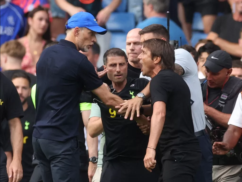 Thomas Tuchel (kiri) ribut dengan Antonio Conte (kanan) pada laga Tottenham Hotspur vs Chelsea, Minggu (14/8/2022). (REUTERS/Paul Childs)