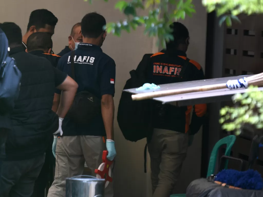 Petugas Inafis memasuki rumah dinas Irjen Pol Ferdy Sambo saat pra-rekonstruksi kasus yang menewaskan Brigadir J di Kompleks Polri Duren Tiga, Jakarta. (ANTARA/Hafidz Mubarak A)