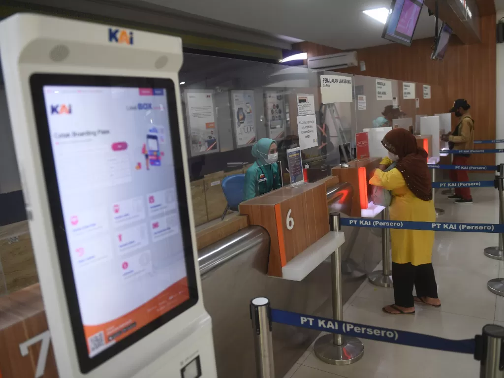 Sejumlah calon penumpang memesan tiket di loket Stasiun Pasar Senen, Jakarta, Selasa (2/8/2022). (ANTARA/Akbar Nugroho Gumay)