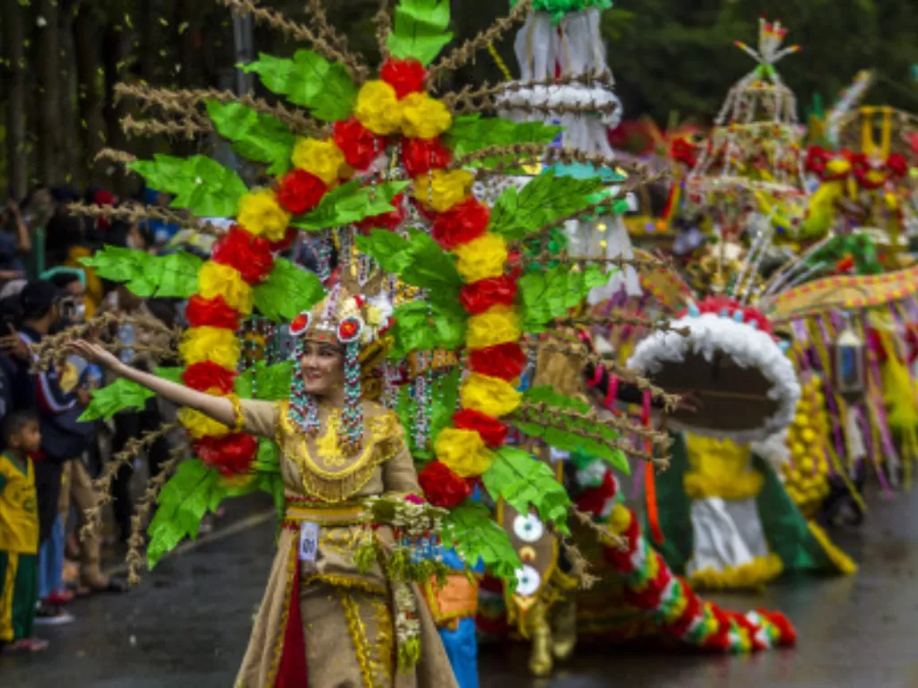 Sejumlah peserta mengikuti fashion karnaval dan pawai budaya dalam rangkaian Festival Budaya dan Pasar Terapung di Taman Siring Nol Km, Banjarmasin (ANTARA FOTO/Bayu Pratama S)