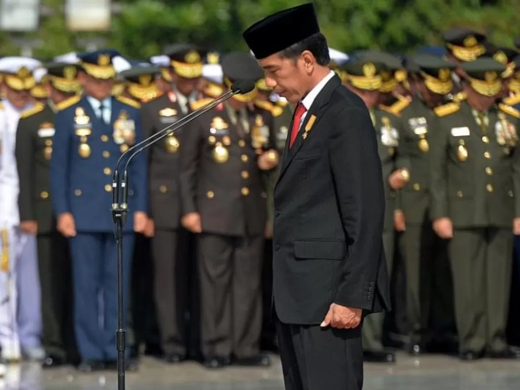 Presiden Jokowi dengan khidmat mendengarkan lagu 'Mengheningkan Cipta' (kominfo.go.id)