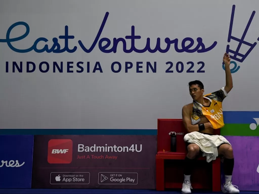 Jonatan Christie gagal total kala tampil di Indonesia Open 2022. (ANTARA FOTO/Sigid Kurniawan)