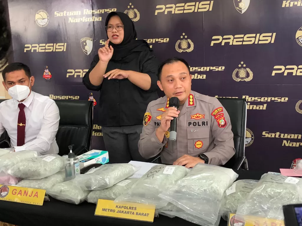 Konferensi pers Polres Metro Jakarta Barat terkait narkoba, Senin (15/8/2022). (INDOZONE/Samsudhuha Wildansyah)
