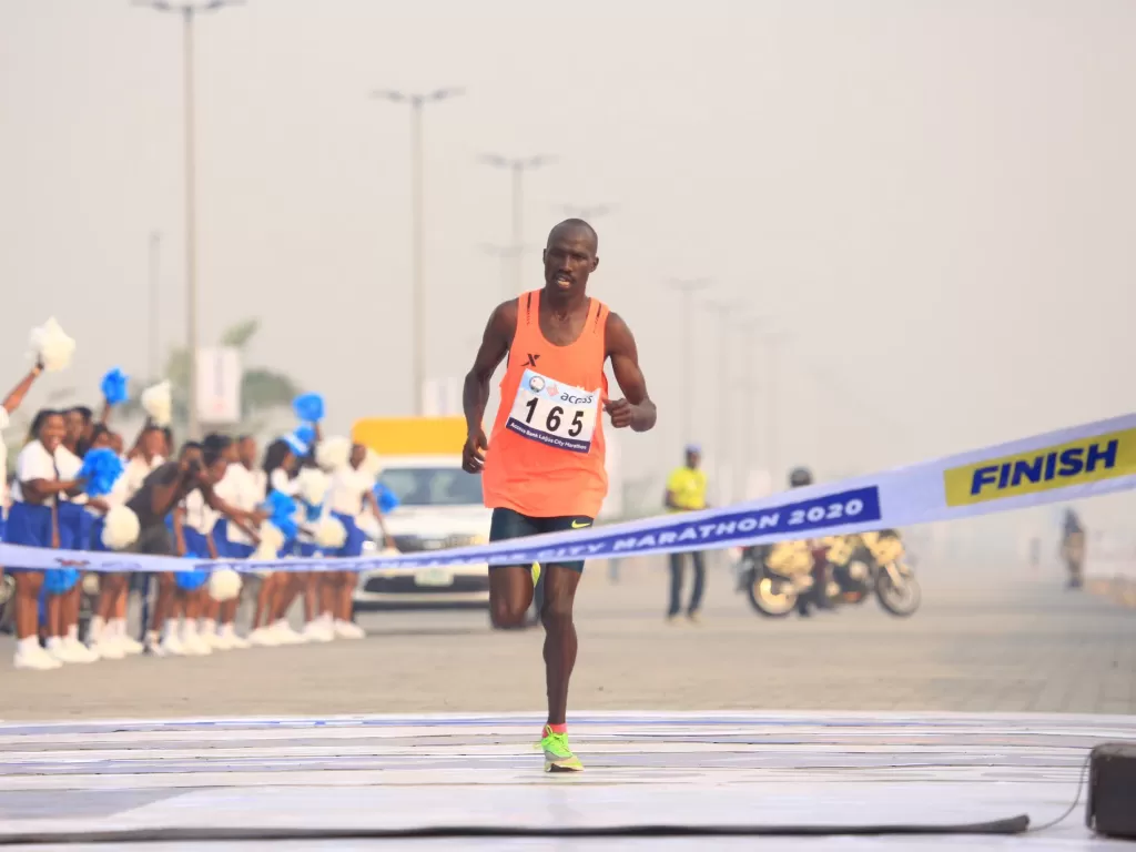 David Barmasai Tumo saat memecahkan rekor dunia di Lagos City Marathon 2020. (Foto/Twitter/@PoojaMedia)