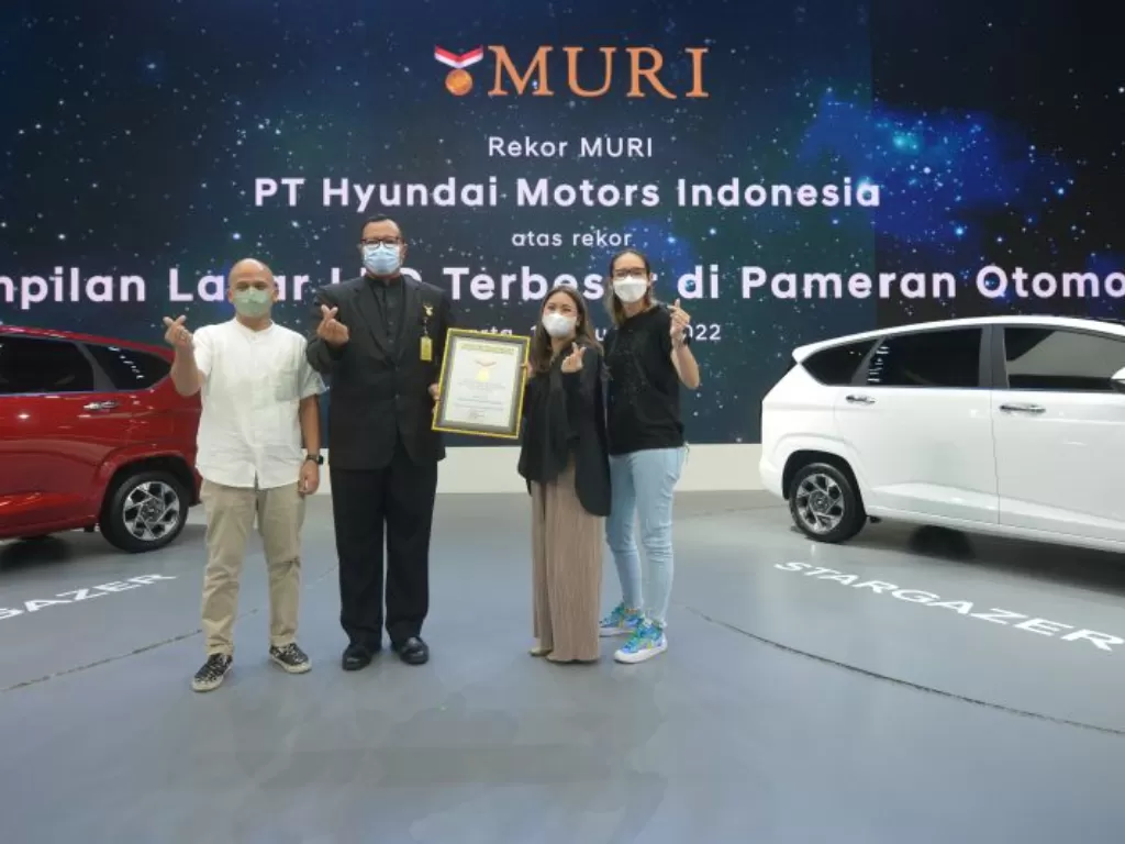 Perwakilan Hyundai Indonesia dan MURI berfoto bersama dalam penyerahan penghargaan di GIIAS 2022. (ANTARA/HO/Hyundai