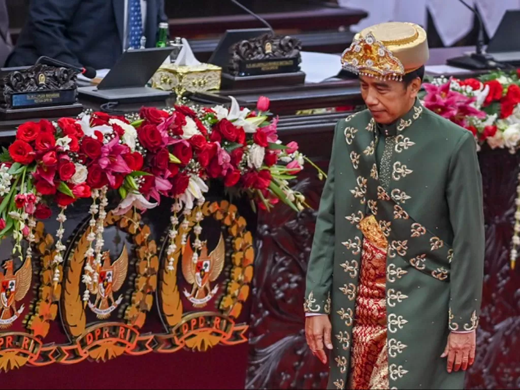 Presiden Joko Widodo berjalan seusai menyampaikan pidato kenegaraan pada Sidang Tahunan MPR dan Sidang Bersama DPR. (ANTARA FOTO/Galih Pradipta)