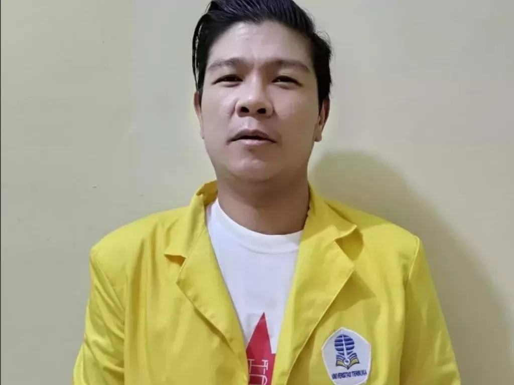 Andika Kangen Band mengenakan jaket almamater Universitas Terbuka (Instagram/babang_andikamahesa)