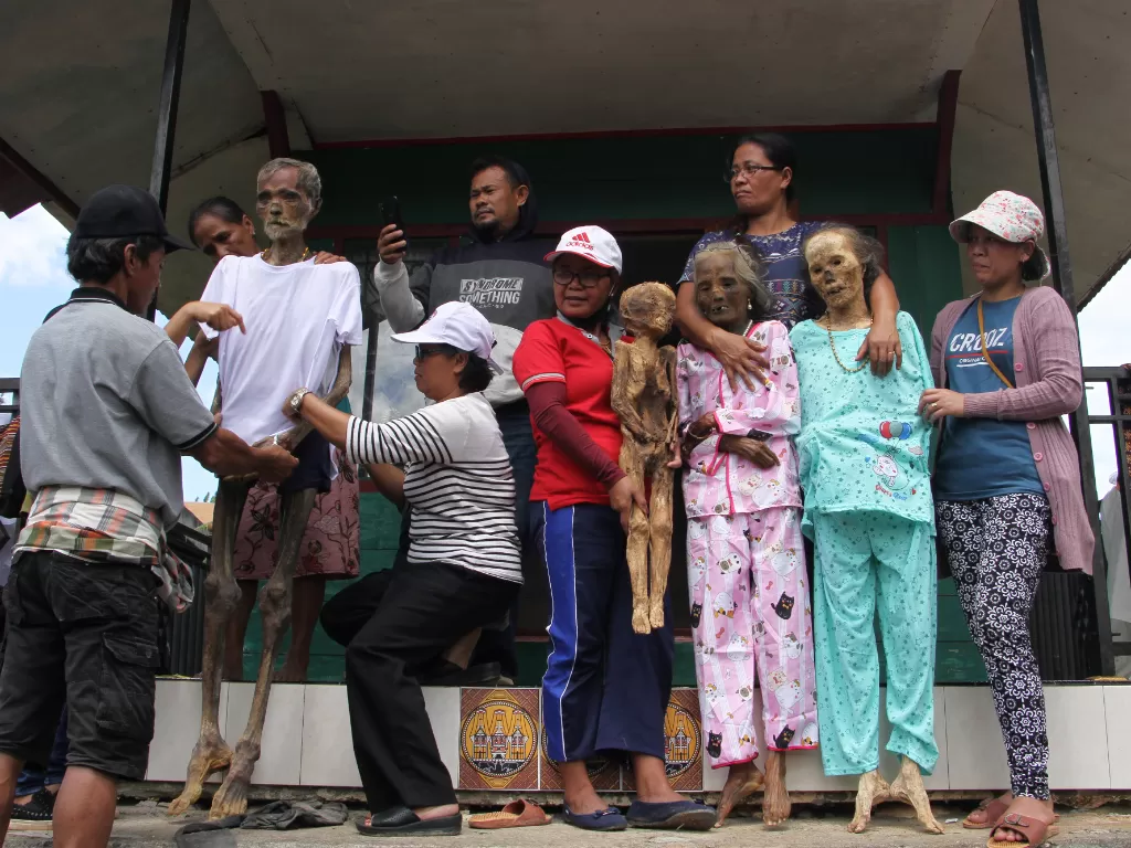 Potret Warga Toraja Gelar Ritual Manene Tradisi Mengganti Pakaian Jenazah Leluhur Indozone Travel