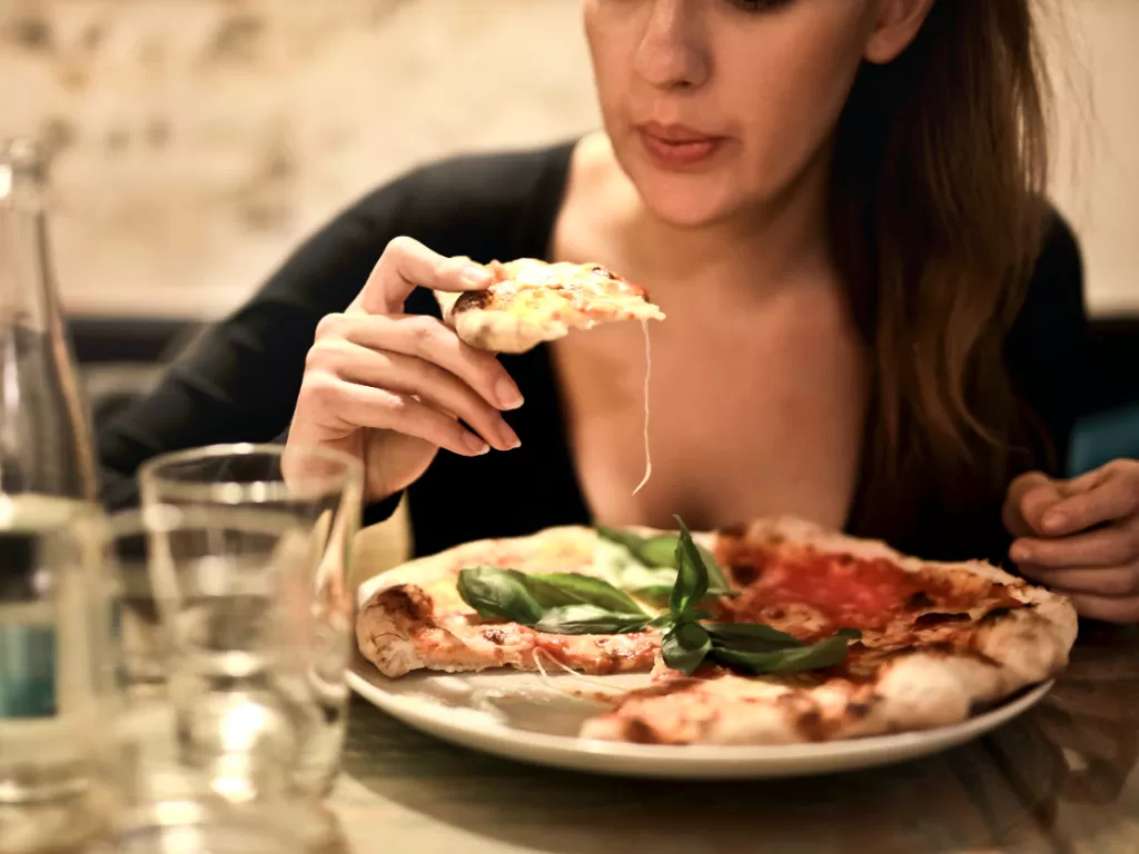 Ilustrasi wanita makan. (Pexels/Andrea Piacquadio)