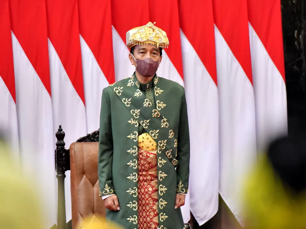 Presiden Joko Widodo mengenakan pakaian adat Paksian dari Bangka Belitung saat menghadriri Sidang Tahunan MPR dan Sidang Bersama DPR - DPD Tahun 2022, di Gedung Nusantara, Kompleks Parlemen, Senayan, Jakarta. (Setpres/Agus Suparto)